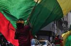 Bandeira boliviana é agitada em bloco de carnaval com as cores daquele país, em ruas de San Telmo, em Buenos Aires, na Argentina